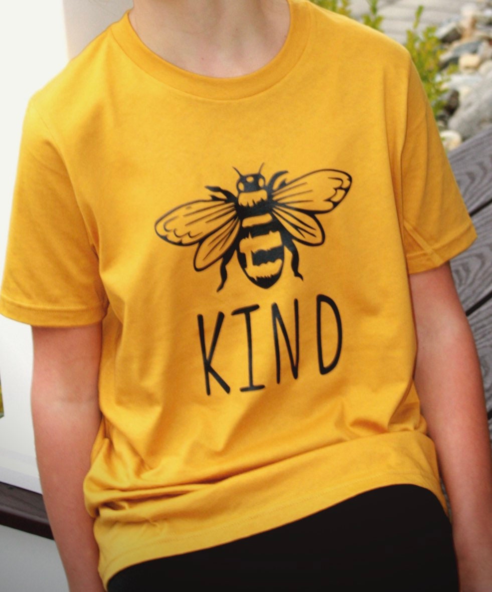 Jugend Be Kind T-Shirt Bee Kinder Inspirational Tshirt Jeden Tag Kurzarm Leichtes Grafikshirt Senfgelb Rundhalsausschnitt Jugend Be Kind T-Shirt Bee Kinder Inspirational Tshirt Jeden Tag Kurzarm Leichtes Grafikshirt Senfgelb Rundhalsausschnitt von InfiniteCollectLLC