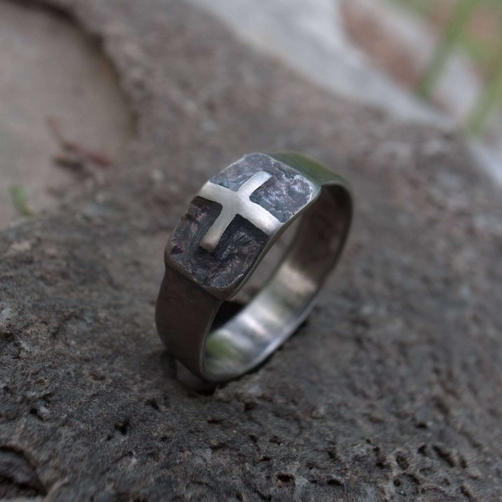 Herren Und Damen Ehering, Rustikale Titan Kreuz Ring, Handgefertigte Robuste Hochzeit Oder Verlobung, Distressed Ring von InfiniteCraftsStudio