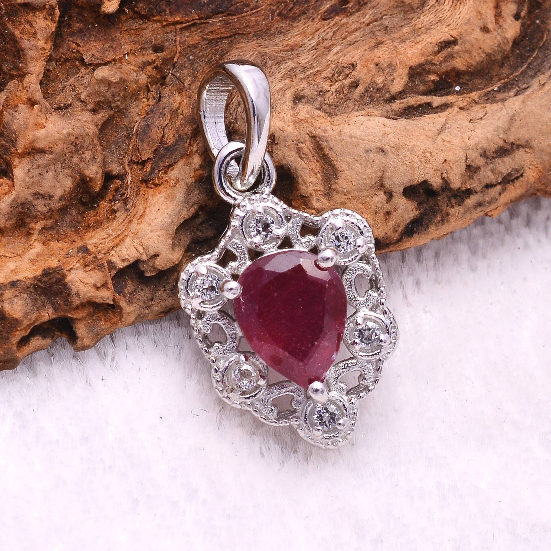 925 Sterling Silber Rubin Edelstein Schild Form Anhänger Halskette, Natürlicher Ausgefallener Anhänger, Statement Handmade Schmuck Geschenke 925 Sterling Silber Rubin Edelstein Schild Form Anhänger Halskette, Natürlicher Ausgefallener Anhänger, Statement Handmade Schmuck Geschenke von InfinityJewelsCrafts