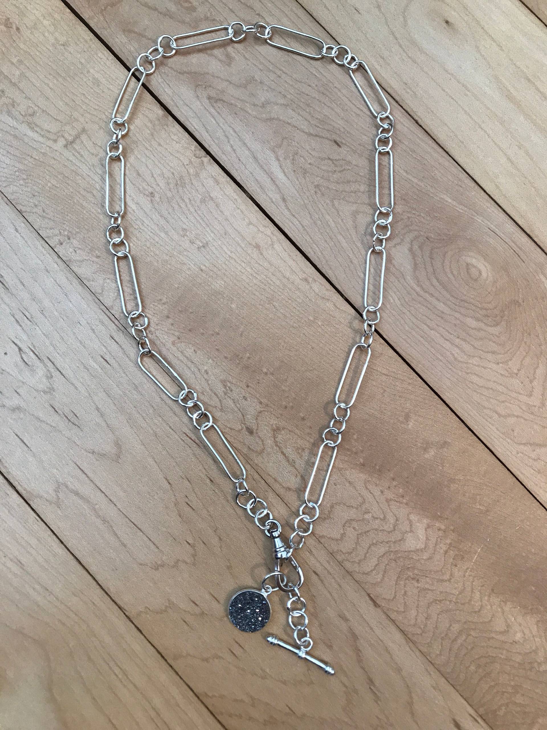 Handgefertigte Feine Silberne Halskette Mit Druzy Quarz Und Knebel Handgefertigte Feine Silberne Halskette Mit Druzy Quarz Und Knebel von InfinityLinkswkg
