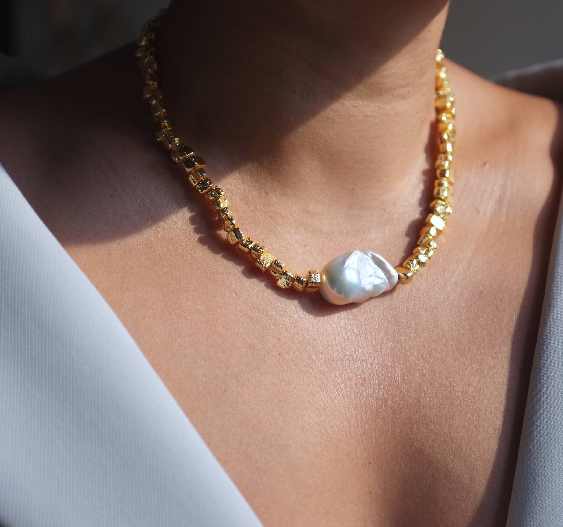 Handgemachte 18K Vergoldete Natursteine Mit Süßwasser Barock Perlenkette, Minimaler, Individueller Schmuck Handgemachte 18K Vergoldete Natursteine Mit Süßwasser Barock Perlenkette, Minimaler, Individueller Schmuck von InfluBijouxSH