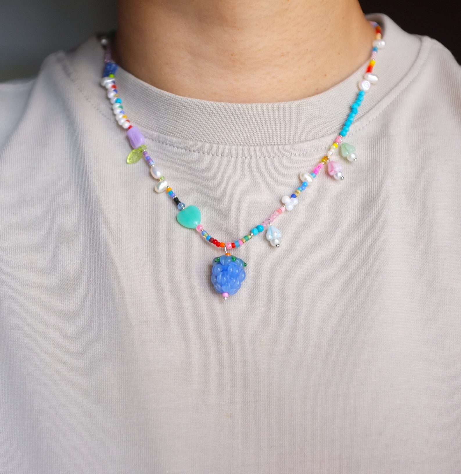 Handgemachte Blaue Himbeer Anhänger Mit Regenbogen Glasperlen, Türkis Halskette, Fairycore, Herz Mini Blume, Glasschmuck Handgemachte Blaue Himbeer Anhänger Mit Regenbogen Glasperlen, Türkis Halskette, Fairycore, Herz Mini Blume, Glasschmuck von InfluBijouxSH