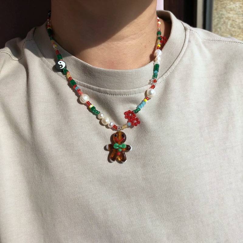 Handgemachte Lebkuchenmann Süßwasserperle Mit Kristall Lampwork Glas Christmas Vibes Halskette, Weihnachtsgeschenk, Einzigartiges Geschenk von InfluBijouxSH