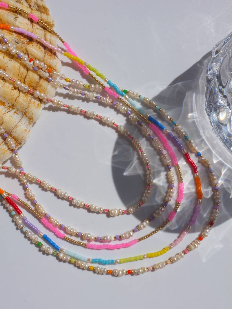 Handgemachte Mini Keshi Perlenkette, Regenbogen Glasperlen, Geschichtet von InfluBijouxSH