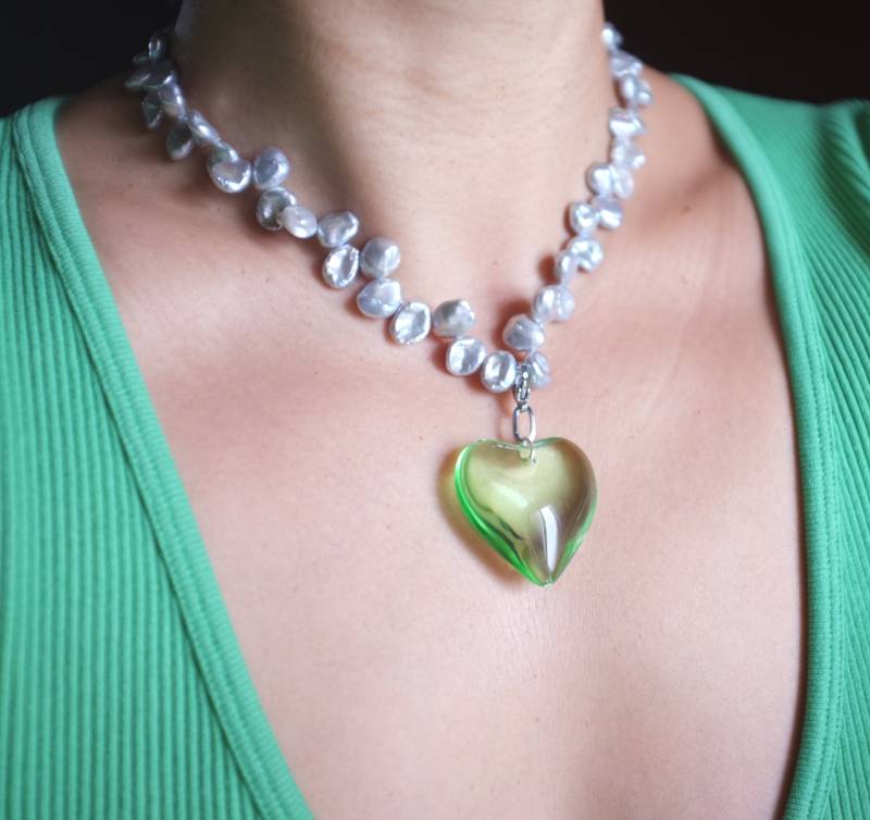Handgemachte Graue Keshi Perlenkette, Grün Glas Herz Anhänger von InfluBijouxSH