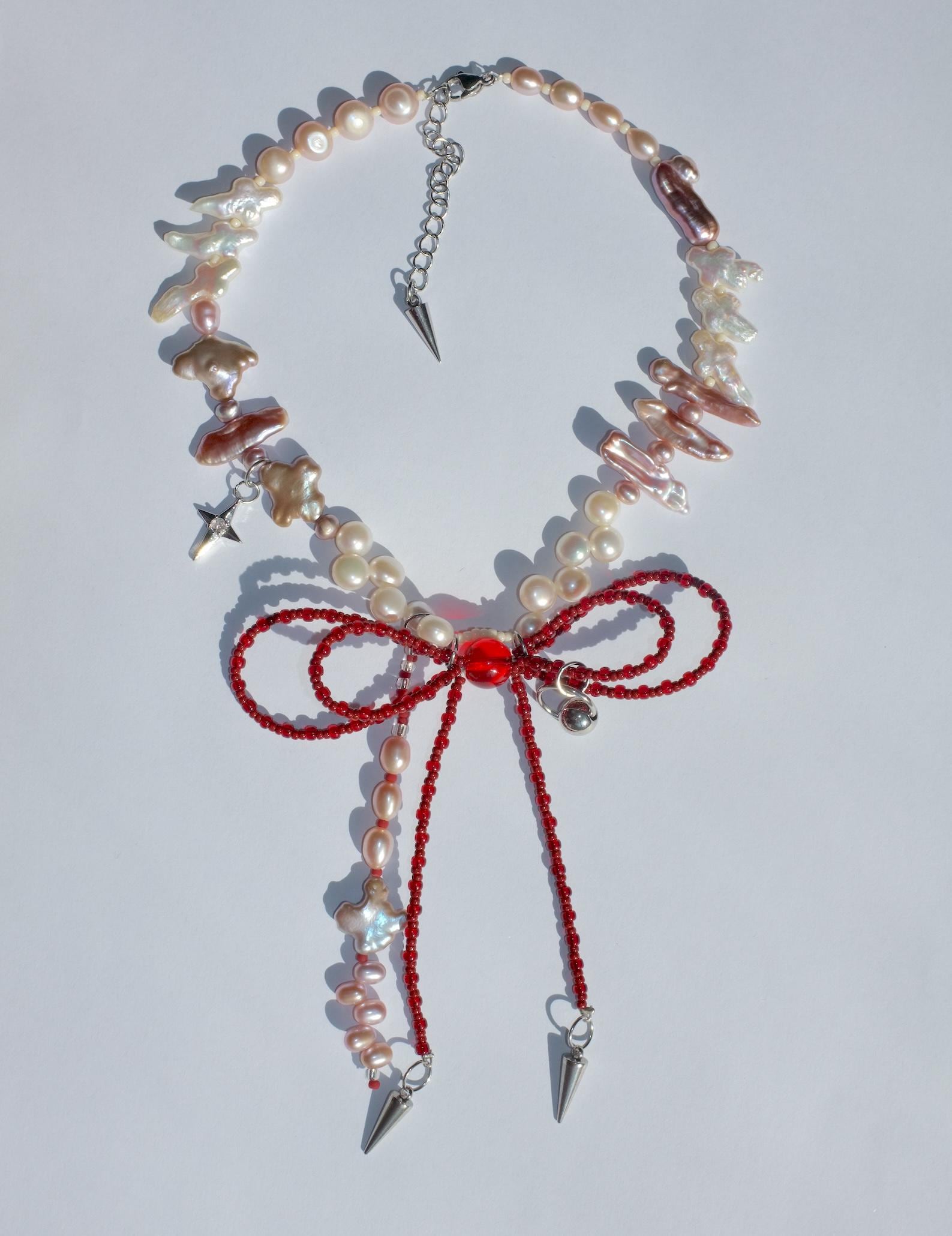 Handgemachte Süsswasserperlen Mit Perlenbesetzten Roten Bändern, Bogenkette, Dunkel/Schwarz in Tropfenform, Gothcore, Gothic, Unisex, Herz von InfluBijouxSH