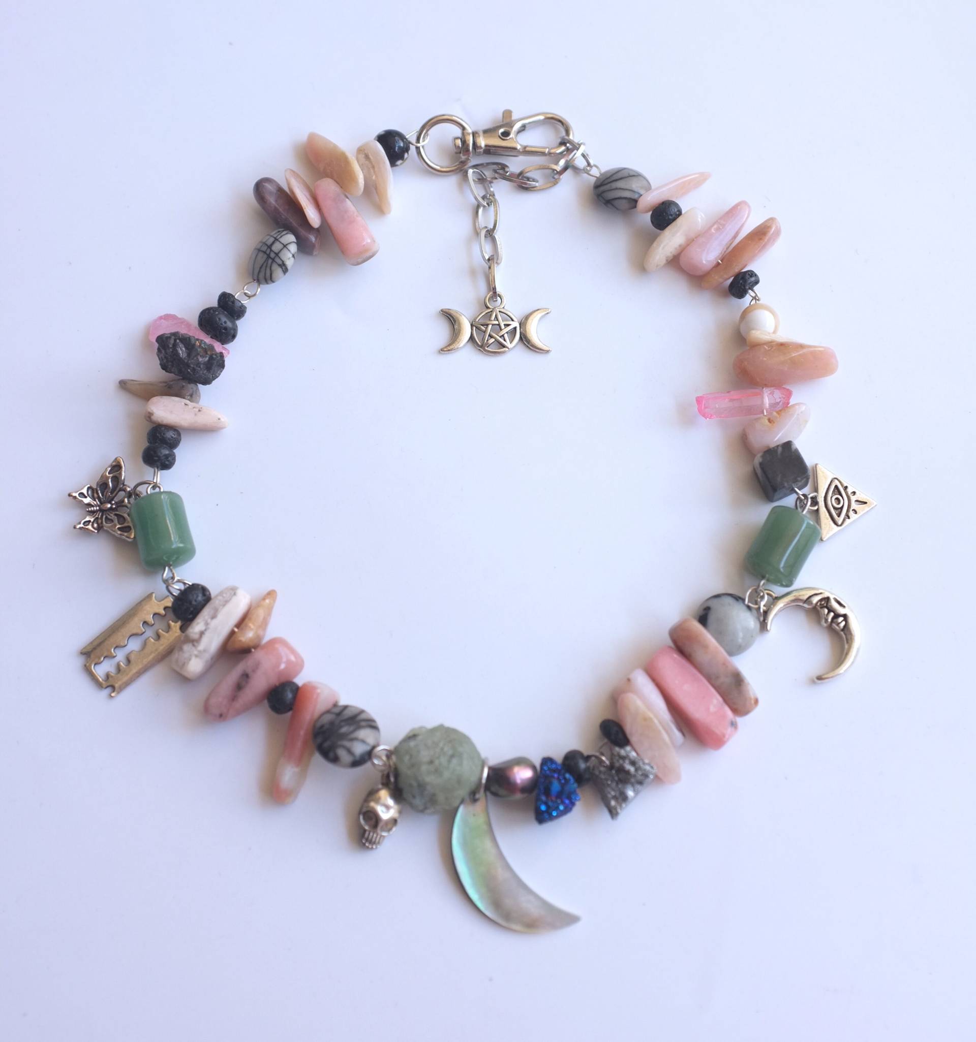 Handgemachte Y2K Stein Halskette, Perle Jade Schmetterling Schädel Klinge Anhänger von InfluBijouxSH