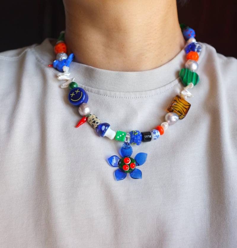 Handgemachte Glasblumen-Anhänger-Halskette, Süßwasser-Zuchtperlen, Chunky Bead von InfluBijouxSH