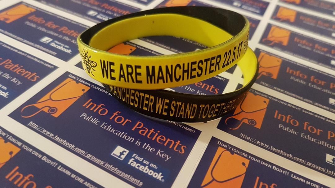 "Manche Bee Rubber Armband Gelb Schwarz - "Wir Stehen Zusammen" von InfoforPatients