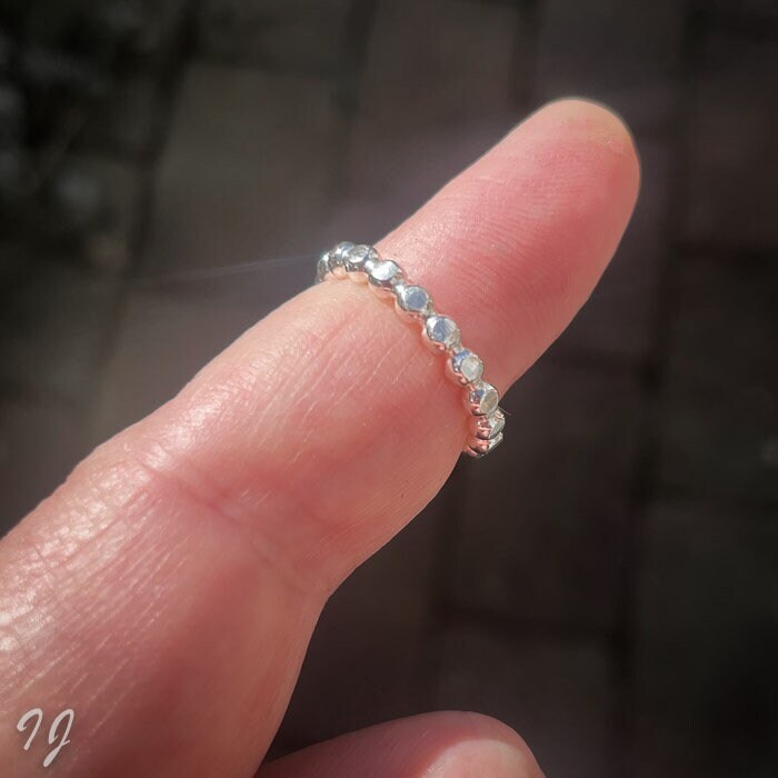 Ein Stapelring Aus 3 Mm Dickem Silberperlendraht, Gehämmerter Ring Ein Stapelring Aus 3 Mm Dickem Silberperlendraht, Gehämmerter Ring von IngeJewels