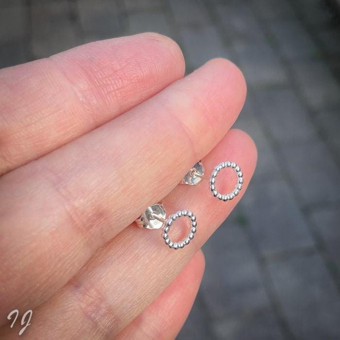 Handgefertigte Ohrstecker Aus Sterlingsilber, Kreisohrringe Perlendraht Handgefertigte Ohrstecker Aus Sterlingsilber, Kreisohrringe Perlendraht von IngeJewels