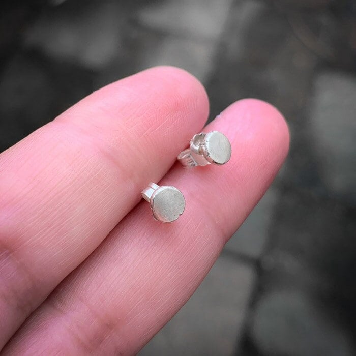 Handgefertigte Ohrstecker Aus Sterlingsilber, Recyceltes Silber, 5 Mm Großer Silberstein Handgefertigte Ohrstecker Aus Sterlingsilber, Recyceltes Silber, 5 Mm Großer Silberstein von IngeJewels