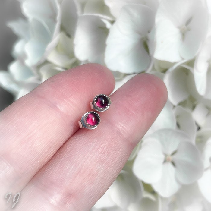 Handgefertigte Ohrstecker Aus Sterlingsilber Mit Rotem Granat, 4 Mm Große Cabochon-Ohrringe Handgefertigte Ohrstecker Aus Sterlingsilber Mit Rotem Granat, 4 Mm Große Cabochon-Ohrringe von IngeJewels