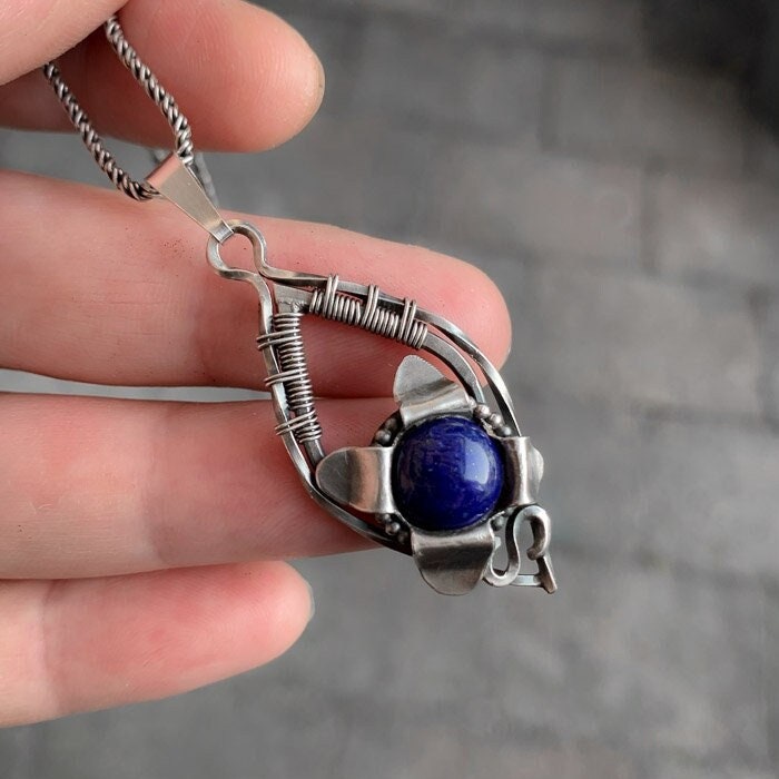 Handgefertigter, Aus Silberdraht Gewebter Anhänger Mit Lapislazuli, Sterlingsilber, Oxidiert, Draht Umwickelt Handgefertigter, Aus Silberdraht Gewebter Anhänger Mit Lapislazuli, Sterlingsilber, Oxidiert, Draht Umwickelt von IngeJewels