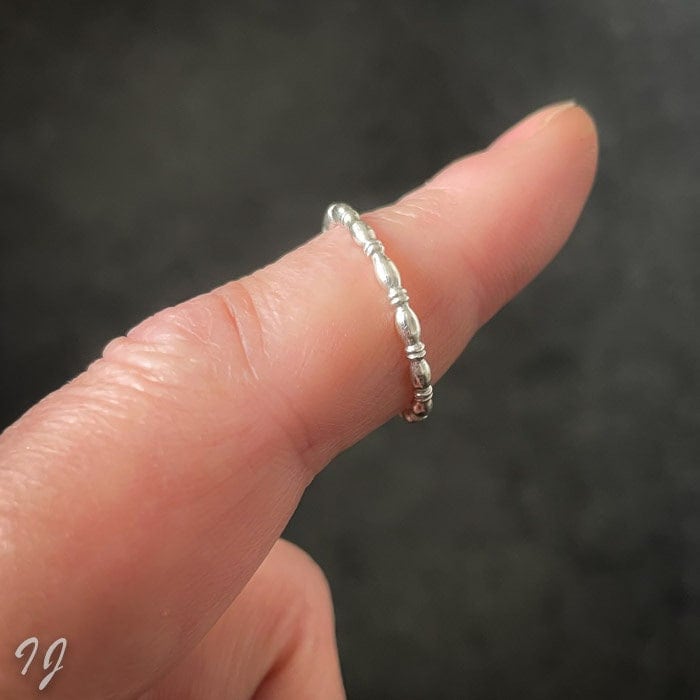 Handgefertigter 2 Mm Eierdraht-Stapelring Aus Sterlingsilber Handgefertigter 2 Mm Eierdraht-Stapelring Aus Sterlingsilber von IngeJewels