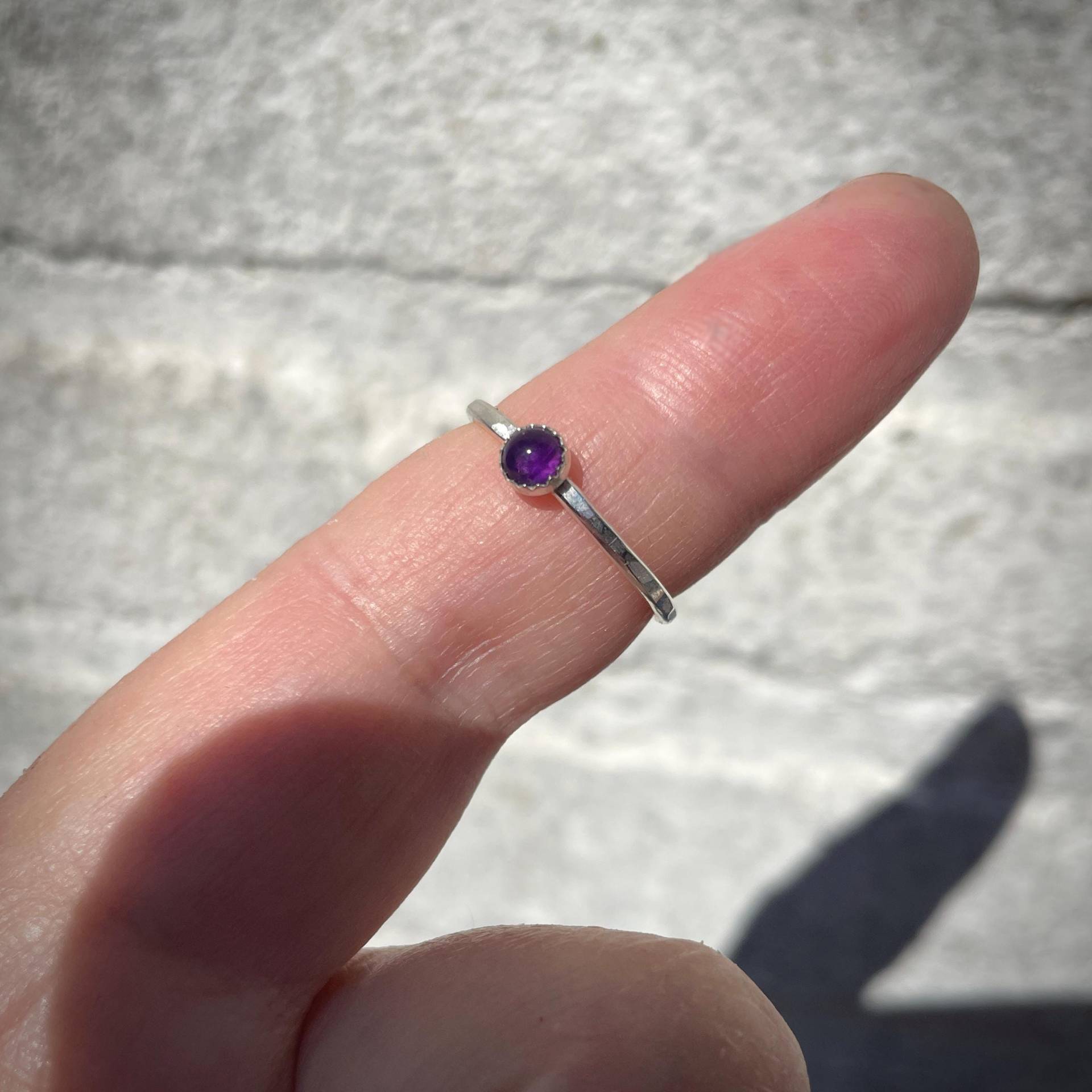 Handgefertigter 4mm Amethystring, Stapelring Aus Sterlingsilber Handgefertigter 4mm Amethystring, Stapelring Aus Sterlingsilber von IngeJewels