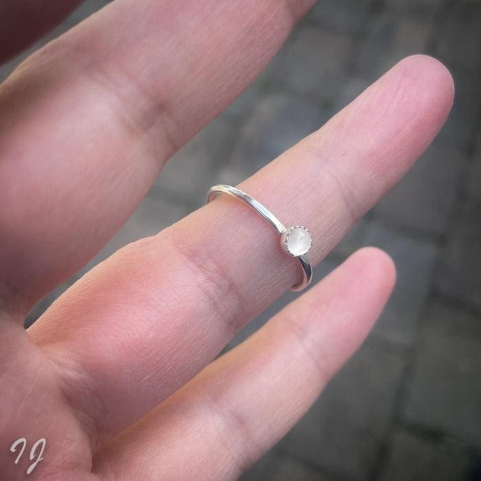 Handgefertigter 4mm Weißer Mondsteinring, Stapelring Aus Sterlingsilber Handgefertigter 4mm Weißer Mondsteinring, Stapelring Aus Sterlingsilber von IngeJewels