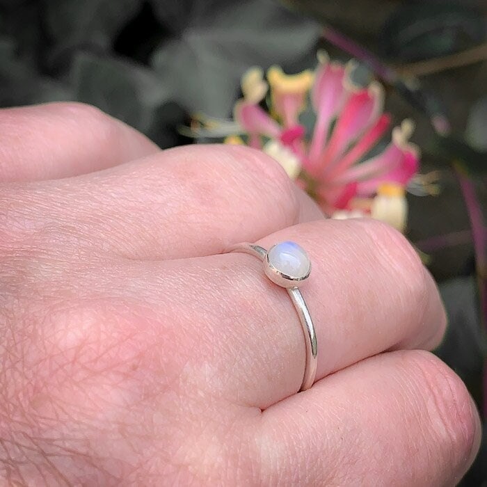 Handgefertigter 6 Mm Regenbogen-Mondstein-Ring, Stapelring Aus Sterlingsilber von IngeJewels
