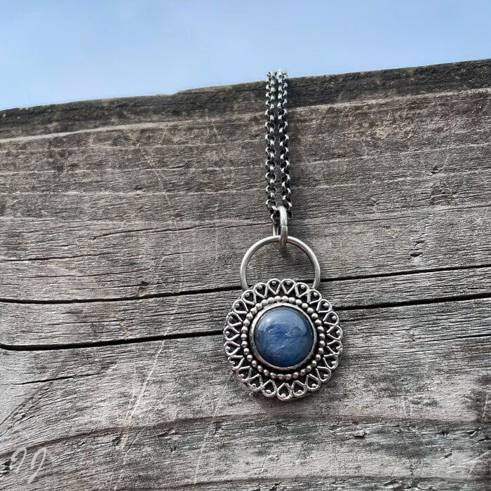 Handgefertigter Anhänger Mit Kyanit, Sterlingsilber, Oxidiert, Unikat-Schmuck Handgefertigter Anhänger Mit Kyanit, Sterlingsilber, Oxidiert, Unikat-Schmuck von IngeJewels