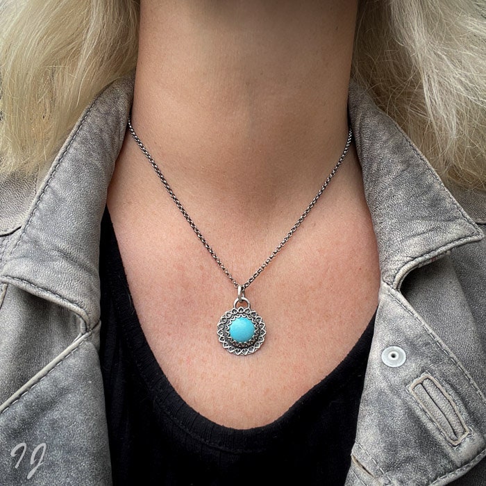 Handgefertigter Anhänger Mit Türkisem Howlith, Sterlingsilber, Oxidiert Handgefertigter Anhänger Mit Türkisem Howlith, Sterlingsilber, Oxidiert von IngeJewels