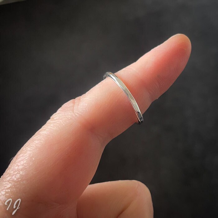 Handgefertigter Gehämmerter 1, 8-mm-stapelring Aus Silber, Midi-Ring, Knöchelring Handgefertigter Gehämmerter 1, 8-mm-stapelring Aus Silber, Midi-Ring, Knöchelring von IngeJewels