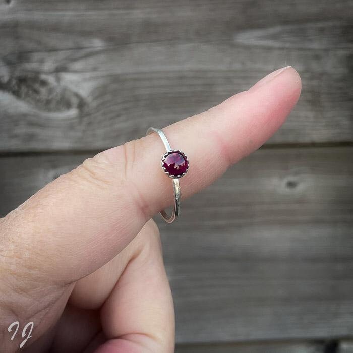 Handgefertigter Granatring Aus Silber, 6 Mm Cabochon, Gezackte Fassung Handgefertigter Granatring Aus Silber, 6 Mm Cabochon, Gezackte Fassung von IngeJewels