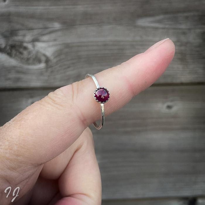 Handgefertigter Granatring Aus Silber, 6 Mm Cabochon, Gezackte Fassung von IngeJewels