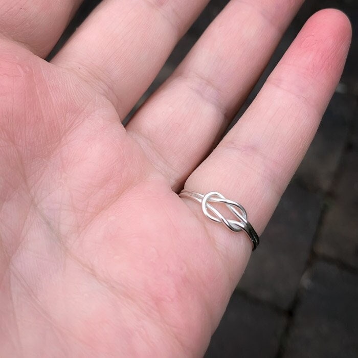 Handgefertigter Ring Aus Sterlingsilber, Liebesknotenring, Knotenring von IngeJewels