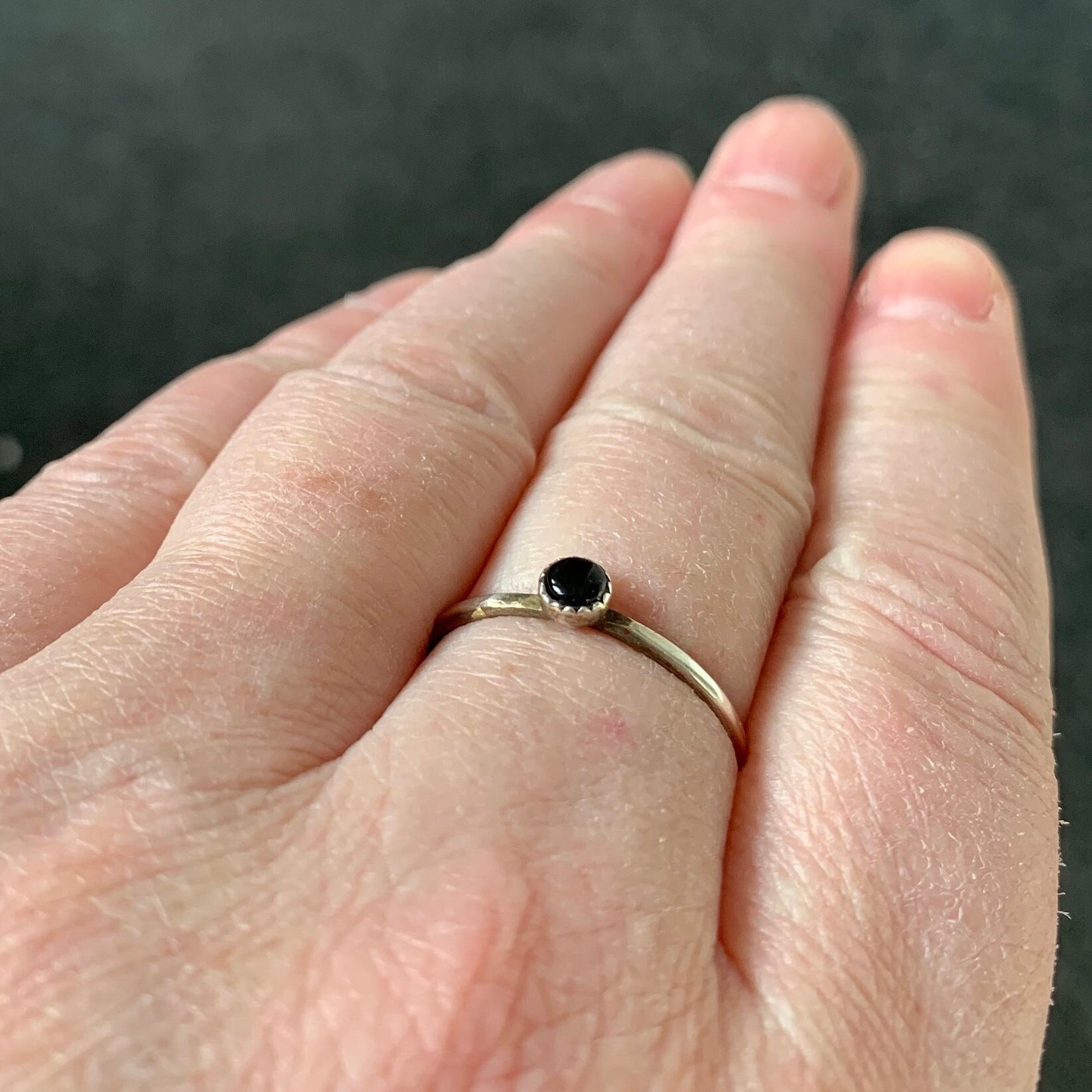 Handgefertigter Ring Mit Einem 4 Mm Großen Onyx-Cabochon, Sterlingsilber, Schwarzer Stapelring, Midi-Ring, Knöchelring Handgefertigter Ring Mit Einem 4 Mm Großen Onyx-Cabochon, Sterlingsilber, Schwarzer Stapelring, Midi-Ring, Knöchelring von IngeJewels
