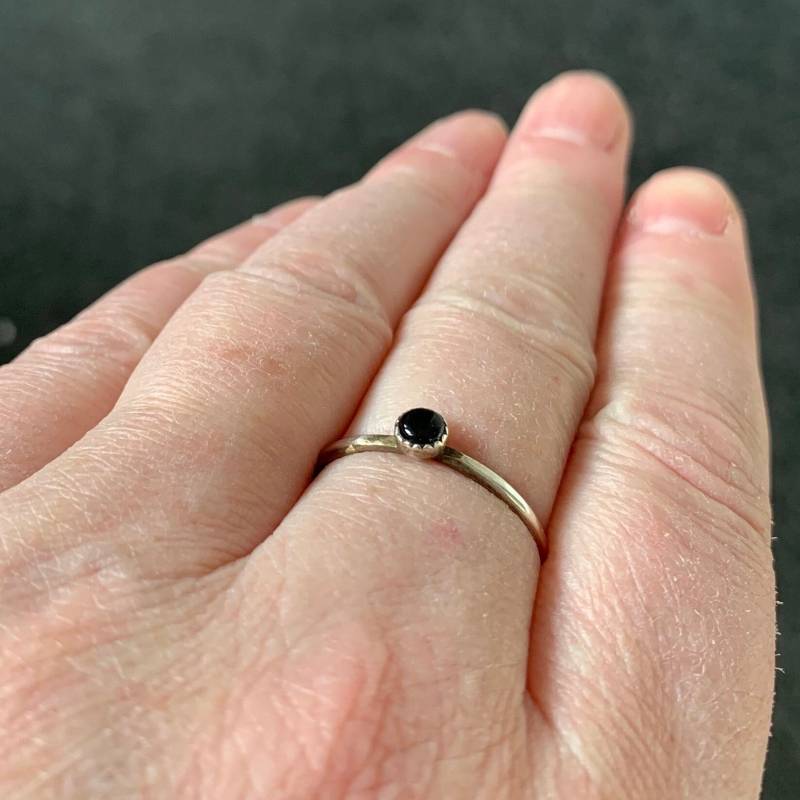 Handgefertigter Ring Mit Einem 4 Mm Großen Onyx-Cabochon, Sterlingsilber, Schwarzer Stapelring, Midi-Ring, Knöchelring Handgefertigter Ring Mit Einem 4 Mm Großen Onyx-Cabochon, Sterlingsilber, Schwarzer Stapelring, Midi-Ring, Knöchelring von IngeJewels