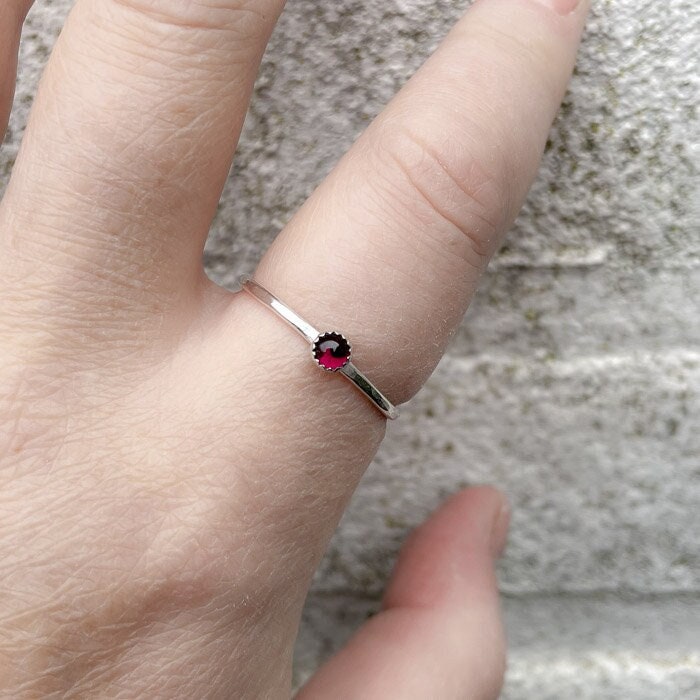 Handgefertigter Ring Mit Granat, Sterlingsilber, Stapelring, Januar-Geburtsstein Handgefertigter Ring Mit Granat, Sterlingsilber, Stapelring, Januar-Geburtsstein von IngeJewels