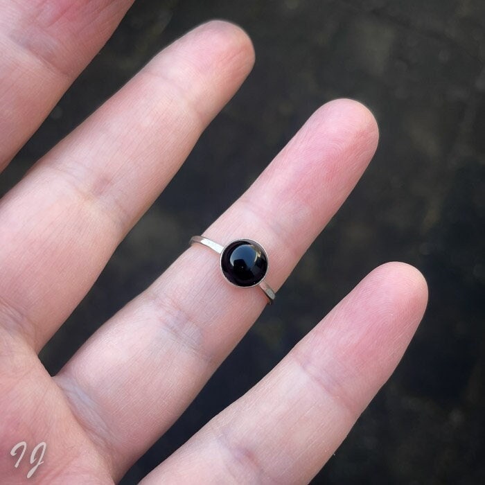 Handgefertigter Stapelring Aus Silber Mit Einem 8 Mm Großen Schwarzen Onyx Handgefertigter Stapelring Aus Silber Mit Einem 8 Mm Großen Schwarzen Onyx von IngeJewels