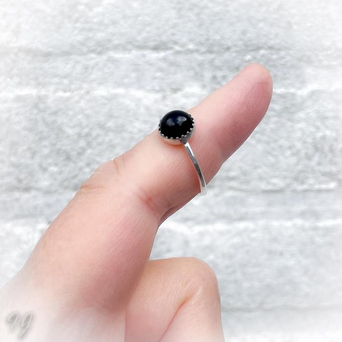 Handgefertigter Stapelring Aus Sterlingsilber Mit Onyx Handgefertigter Stapelring Aus Sterlingsilber Mit Onyx von IngeJewels