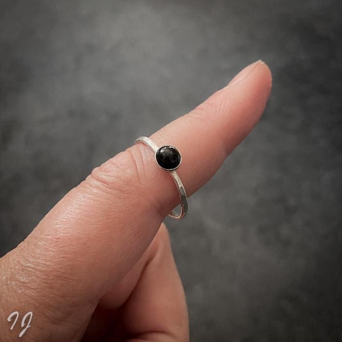 Handgefertigter Stapelring Aus Sterlingsilber Mit Onyx Handgefertigter Stapelring Aus Sterlingsilber Mit Onyx von IngeJewels