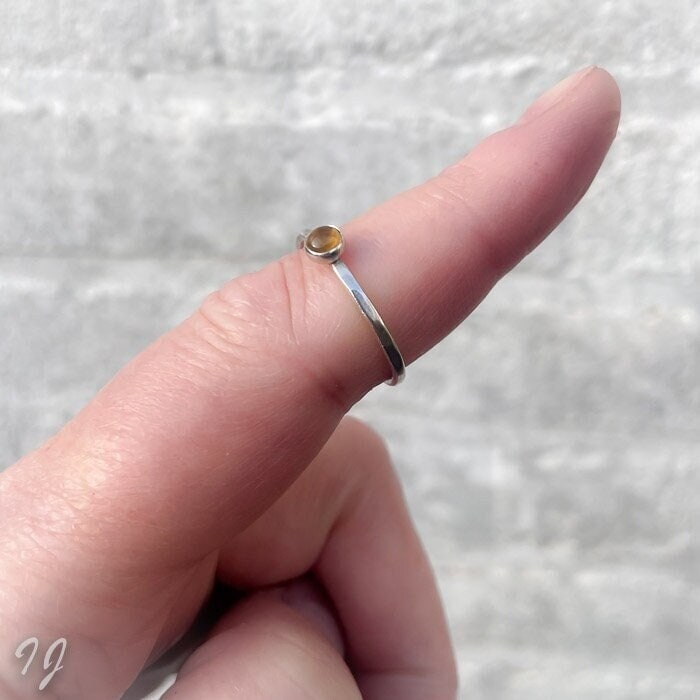 Handgefertigter Stapelring Mit Einem 4 Mm Großen Citrin Aus Sterlingsilber, Geburtsstein Für November Handgefertigter Stapelring Mit Einem 4 Mm Großen Citrin Aus Sterlingsilber, Geburtsstein Für November von IngeJewels