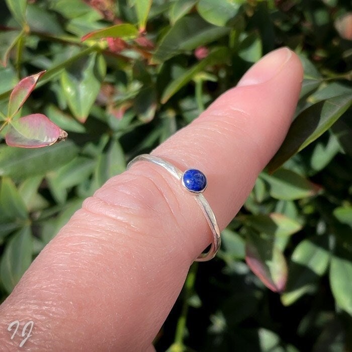 Handgemachter 4mm Sterling Silber Lapislazuli Stapelring, Gehämmerter Ring, September Geburtsstein Handgemachter 4mm Sterling Silber Lapislazuli Stapelring, Gehämmerter Ring, September Geburtsstein von IngeJewels
