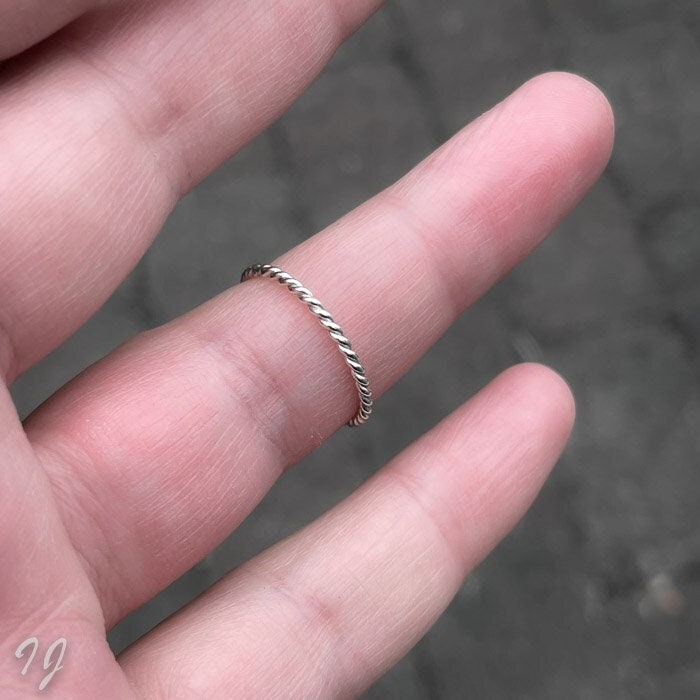 Silberner Gedrehter Stapelring, 1, 5 Mm Ring, Gehämmerter Ring Silberner Gedrehter Stapelring, 1, 5 Mm Ring, Gehämmerter Ring von IngeJewels