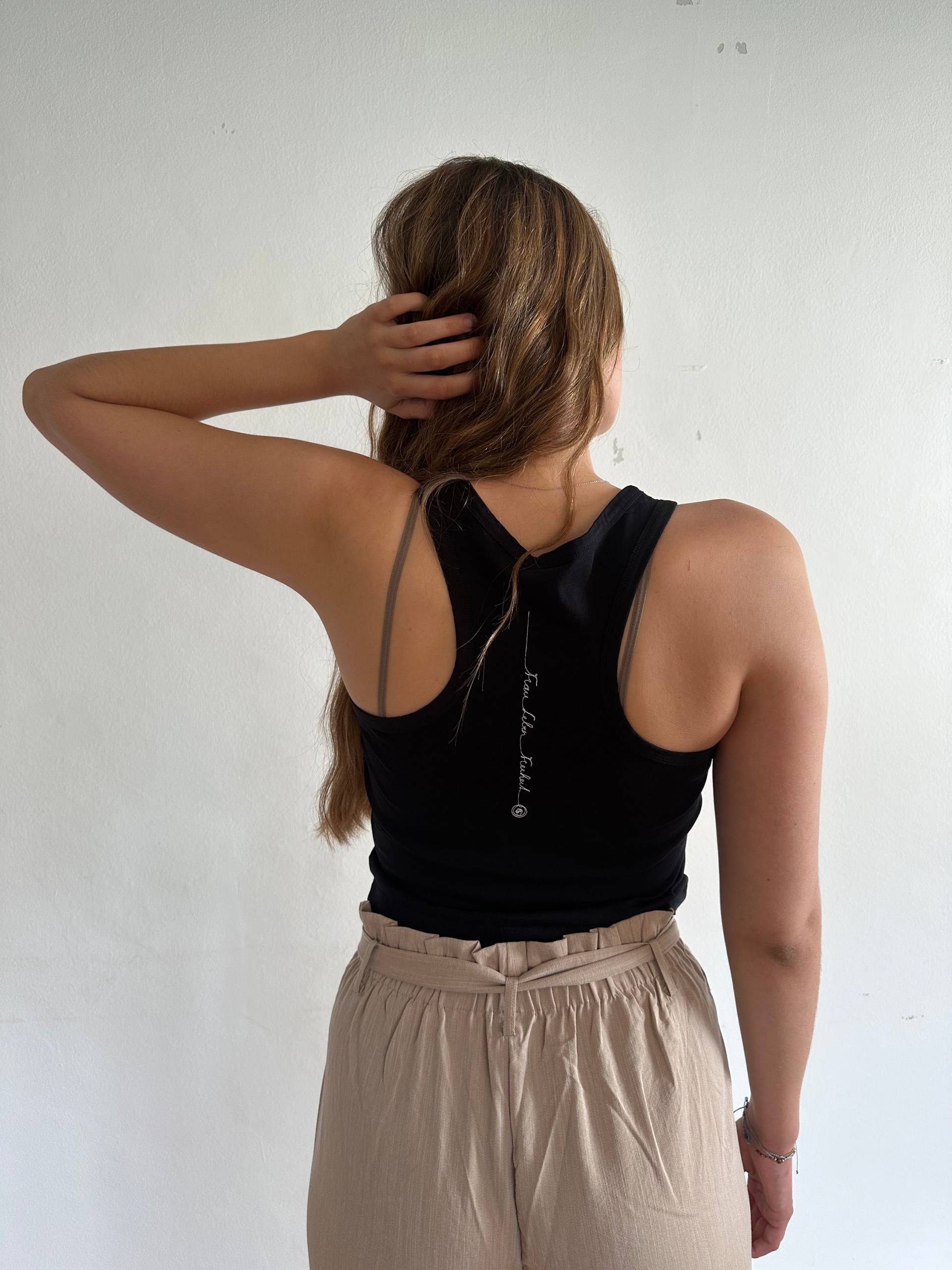 Crop-Top T-Shirt Bio-Baumwolle Bestickt Mit Feminismus - Frau Leben Freiheit | Wirbelsäulenbild Crop-Top T-Shirt Bio-Baumwolle Bestickt Mit Feminismus - Frau Leben Freiheit | Wirbelsäulenbild von IngeniousDesignAT