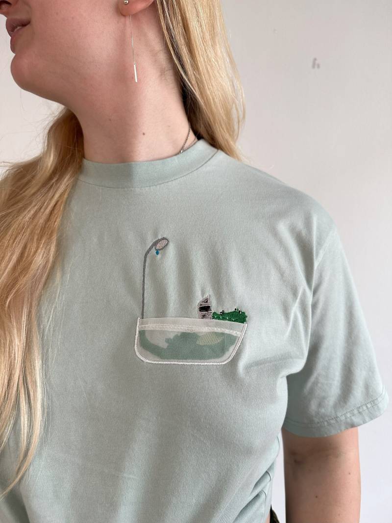 T-Shirt Unisex Bio-Baumwolle Bestickt Mit Krokodil in Der Badewanne von IngeniousDesignAT