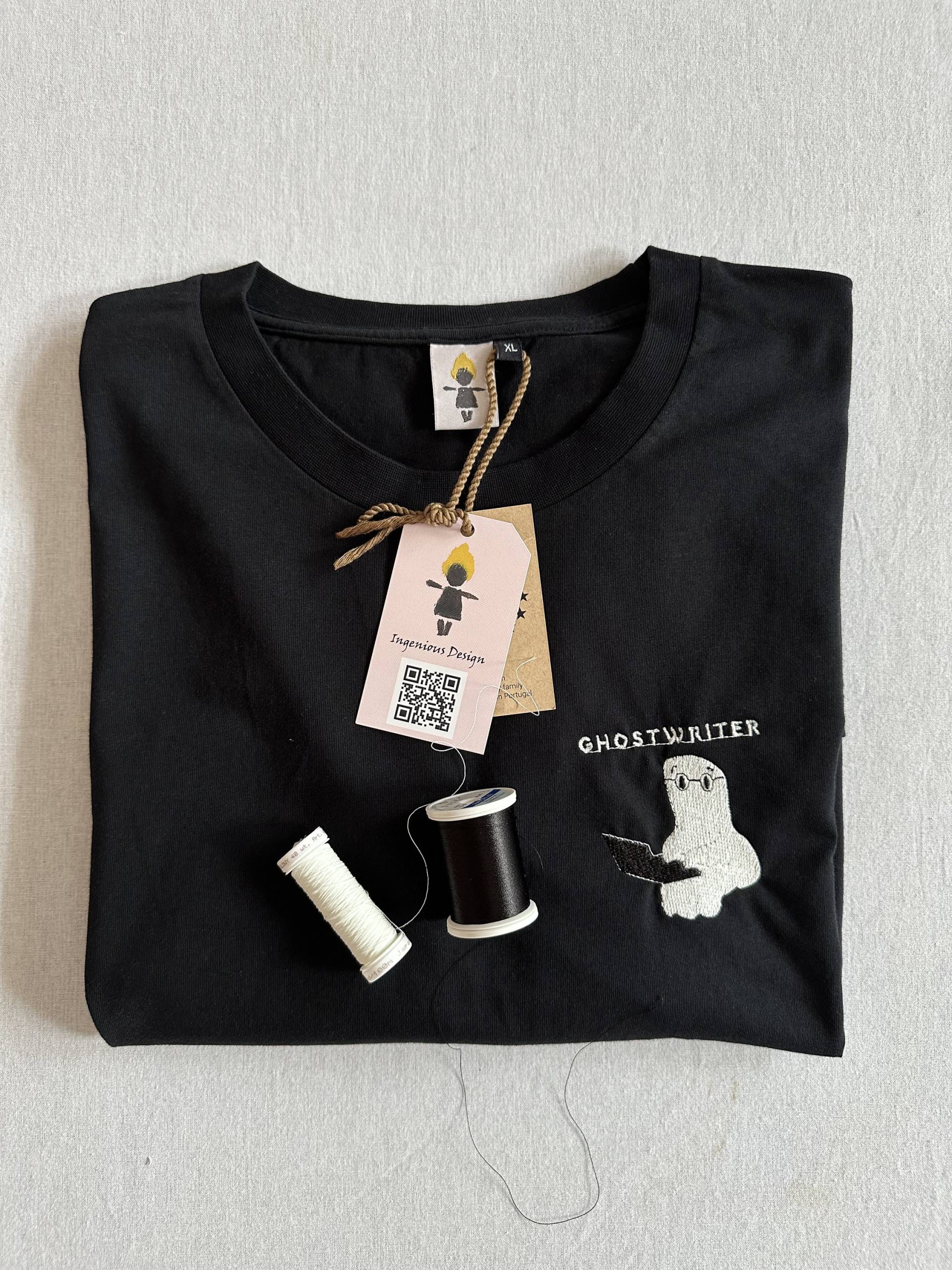 T-Shirt Unisex Bio-Baumwolle Bestickt Mit Leuchtendem Ghostwriter | Glow in The Dark von IngeniousDesignAT
