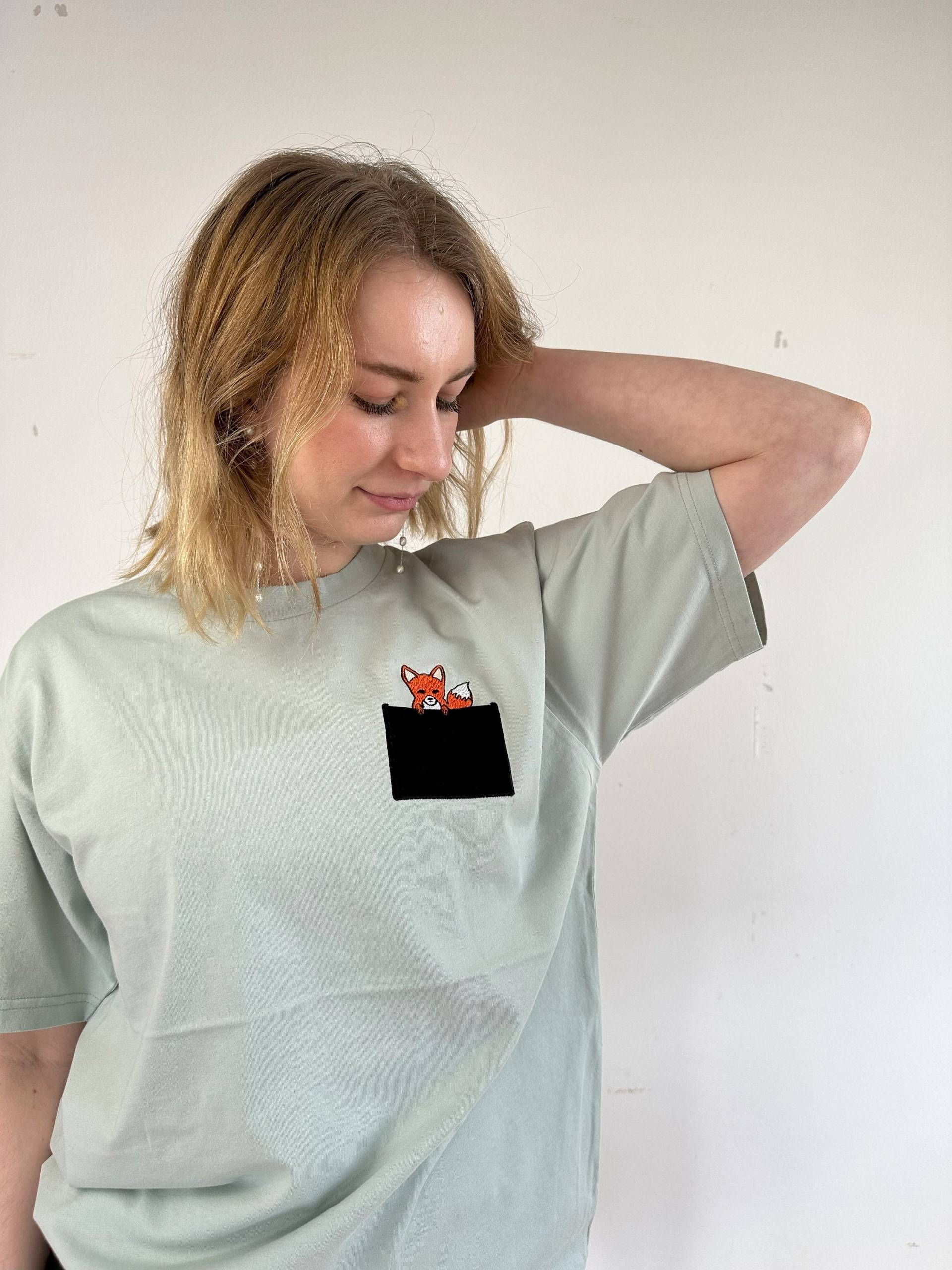 T-Shirt Unisex Bio-Baumwolle Bestickt Mit Mut-Fuchs in Der Brusttasche T-Shirt Unisex Bio-Baumwolle Bestickt Mit Mut-Fuchs in Der Brusttasche von IngeniousDesignAT