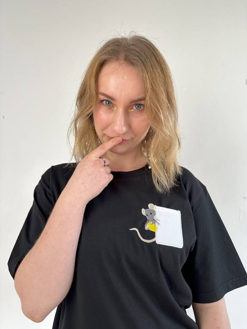 T-Shirt Unisex Bio-Baumwolle Bestickt Mit Ratte Käse von IngeniousDesignAT