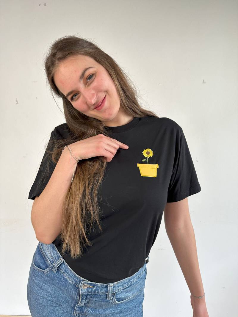 T-Shirt Unisex Bio-Baumwolle Bestickt Mit Sonnenblume Im Topf von IngeniousDesignAT