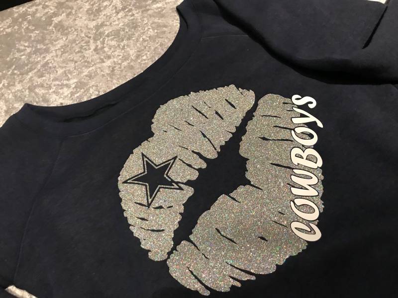 Cowboys Kiss Fan Tragen Wir Lieben Sie Jungs Cowboys Kiss Fan Tragen Wir Lieben Sie Jungs von IngeniouslyDope