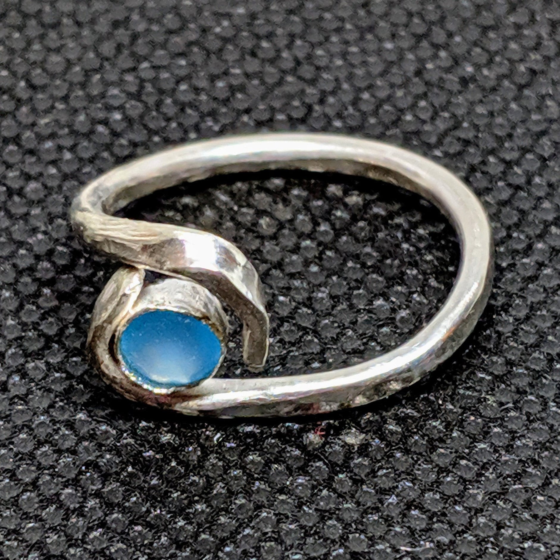 Blauer Chalcedon Sterling Silber Bypass Ring Adjustable Größe 8 Blauer Chalcedon Sterling Silber Bypass Ring Adjustable Größe 8 von InheritedTaste