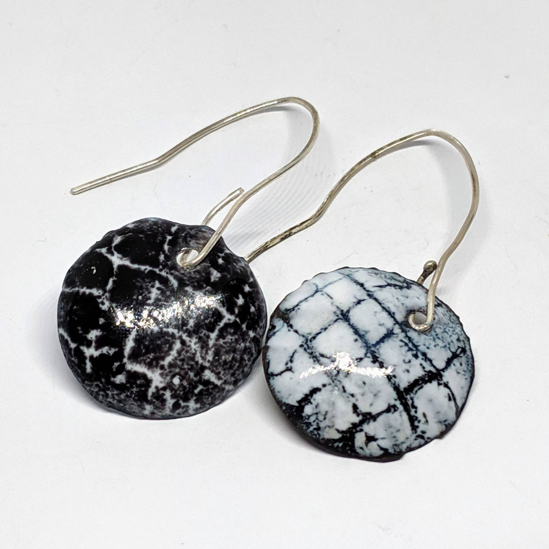 Genähte Black & White Mismatched Disc Drop Earrings Mit Checked/Grid/Lattice Design Auf Sterling Wires Genähte Black & White Mismatched Disc Drop Earrings Mit Checked/Grid/Lattice Design Auf Sterling Wires von InheritedTaste