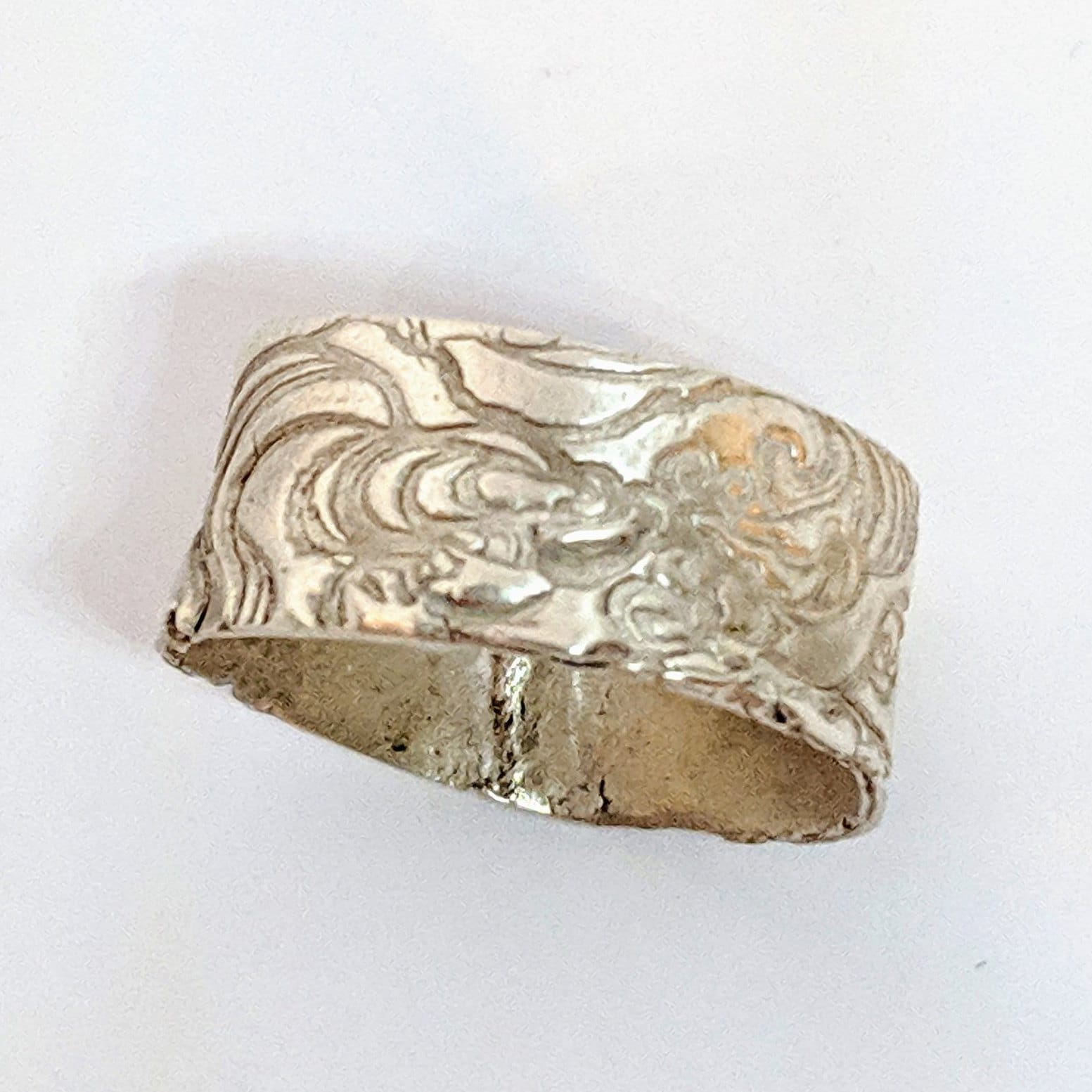 Handgearbeitetes Sterling Silber Breites Band Mit Wellenstruktur Ring Gr. 7 Handgearbeitetes Sterling Silber Breites Band Mit Wellenstruktur Ring Gr. 7 von InheritedTaste