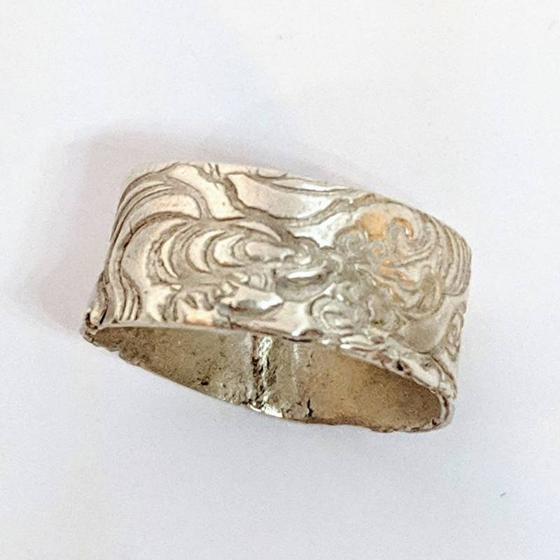 Handgearbeitetes Sterling Silber Breites Band Mit Wellenstruktur Ring Gr. 7 Handgearbeitetes Sterling Silber Breites Band Mit Wellenstruktur Ring Gr. 7 von InheritedTaste