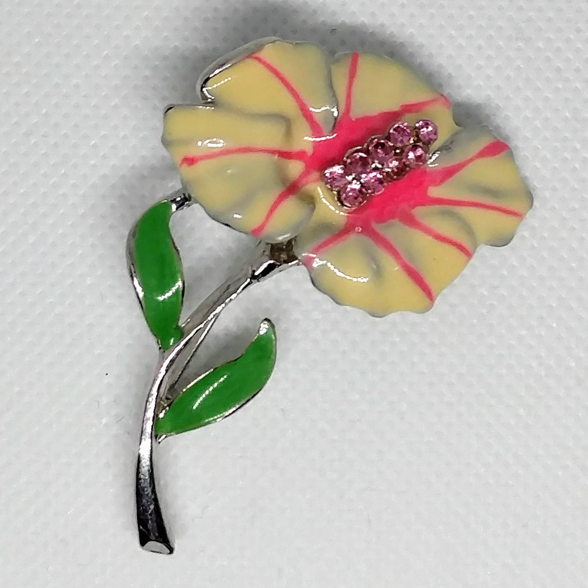 Hibiskus Blumen Brosche Vintage Emaillierte Anstecknadel Mit Strass Blass Gelb Und Rosa Blume Grünen Blätter Schmuck von InheritedTaste