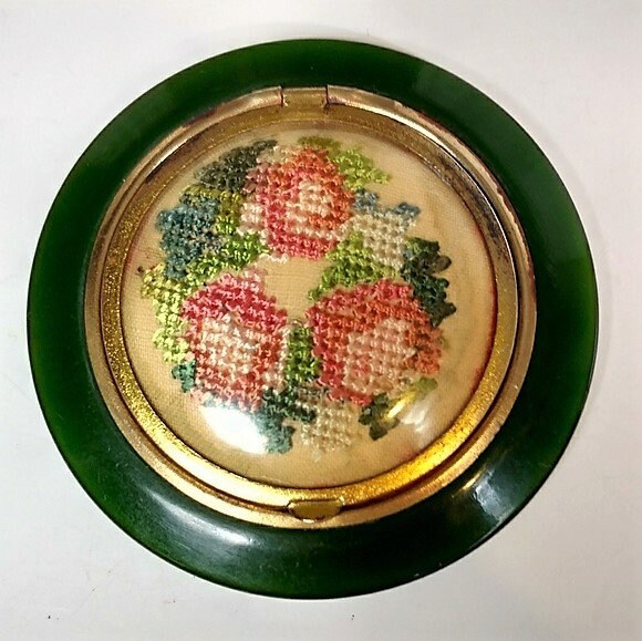 Jahrgang Bakelit Make-Up Kompakt Mit Floralen Stickereien Design, Zwei 2 Fächer Doppelt Gespiegelte Kompakte Grüne Kunststoff & Kreuzstich-Rosen Jahrgang Bakelit Make-Up Kompakt Mit Floralen Stickereien Design, Zwei 2 Fächer Doppelt Gespiegelte Kompakte Grüne Kunststoff & Kreuzstich-Rosen von InheritedTaste